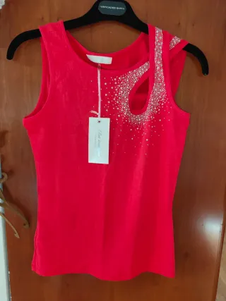 Top rojo con brillos y escote original