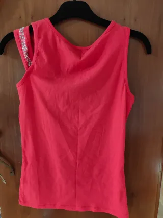 Top rojo con brillos y escote original