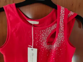 Top rojo con brillos y escote original