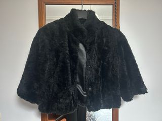 Abrigo pelo sintético negro manga 3/4