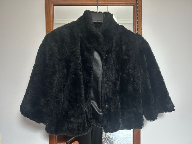 Abrigo pelo sintético negro manga 3/4