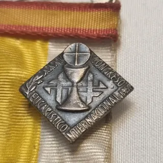Medalla y Pin Congreso Eucarístico Internacional