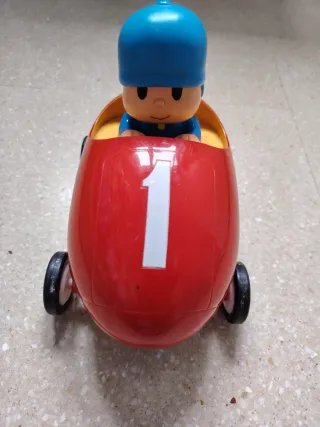 Coche Pocoyó con figura
