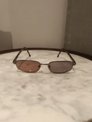 Gafas de sol marrones y moradas