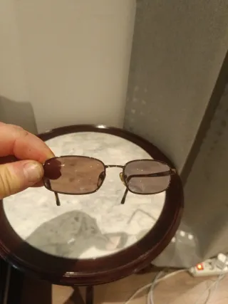 Gafas de sol marrones y moradas