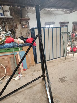 Columna con bípode para montacargas