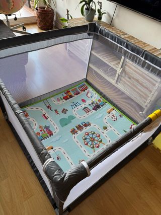 Parque infantil con alfombra de juegos