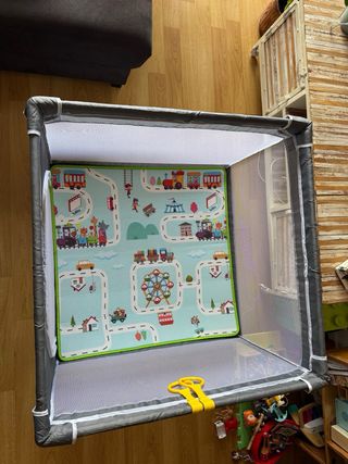 Parque infantil con alfombra de juegos