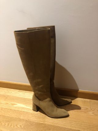 Botas altas ante beige tacón