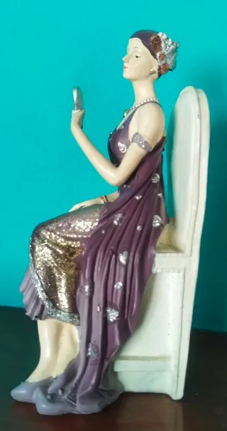 Figura decorativa mujer morada