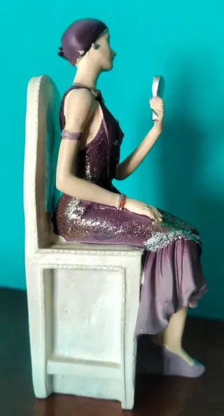 Figura decorativa mujer morada