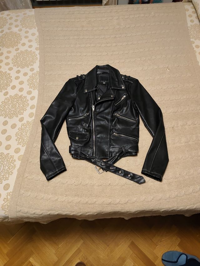 Cazadora cremalleras negra.