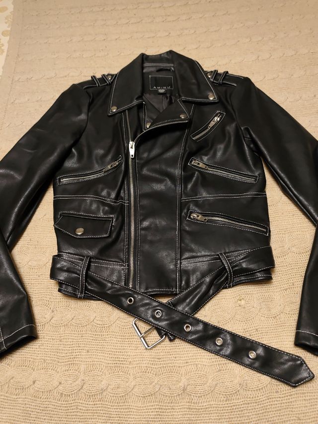 Cazadora cremalleras negra.