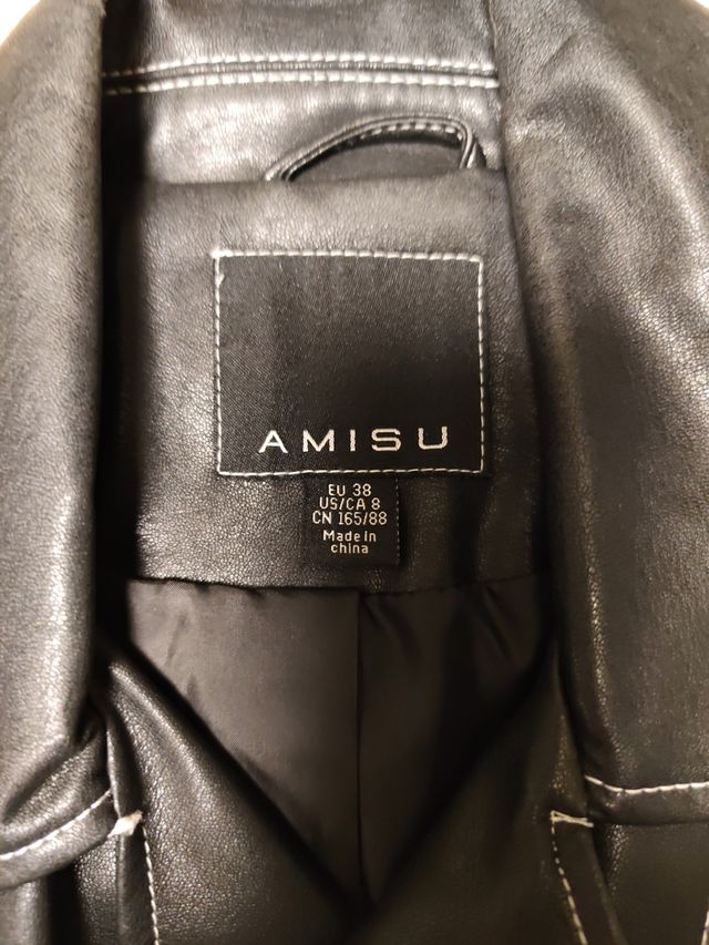 Cazadora cremalleras negra.