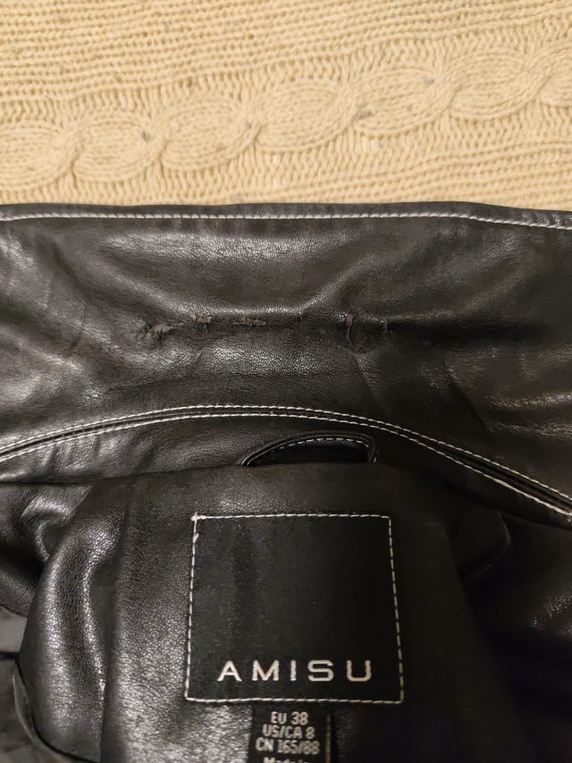 Cazadora cremalleras negra.