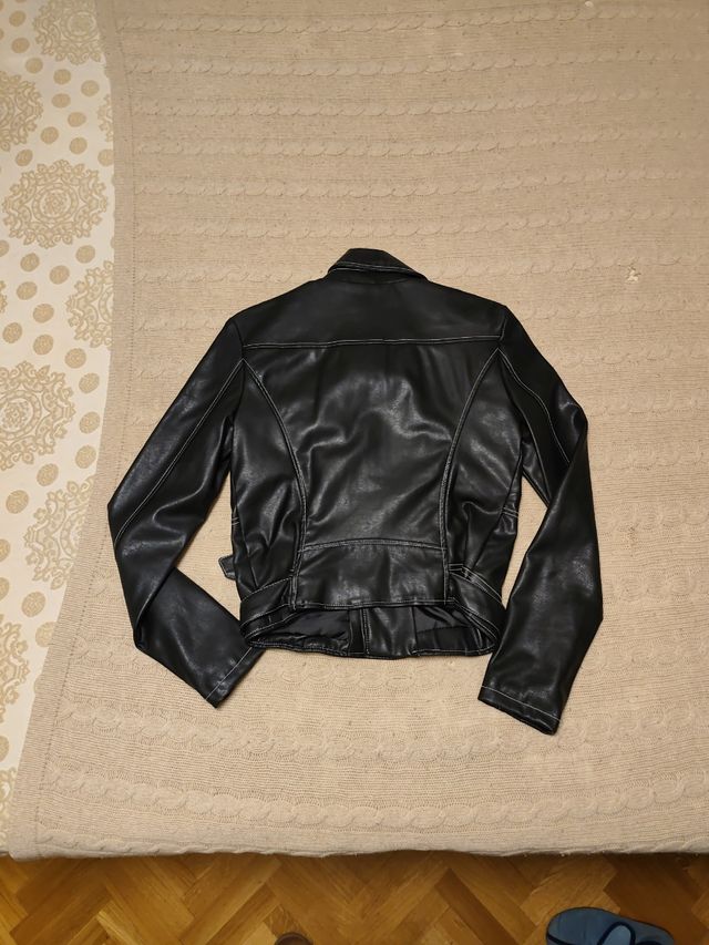 Cazadora cremalleras negra.