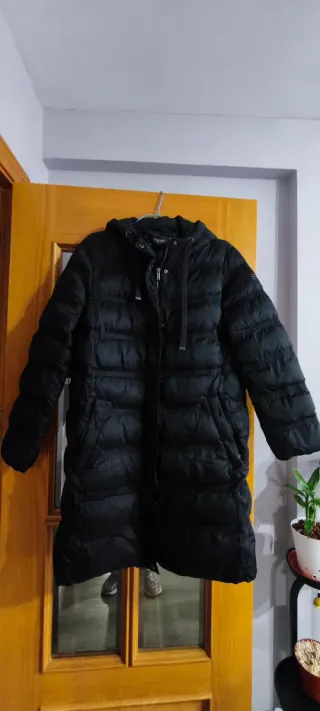 Abrigo largo de plumas negro