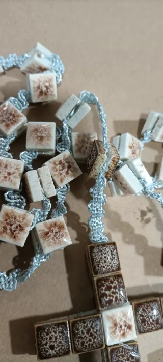 Rosario artesanal con cuentas cuadradas