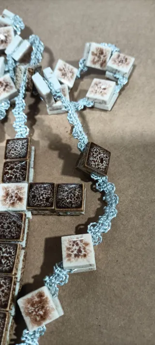 Rosario artesanal con cuentas cuadradas
