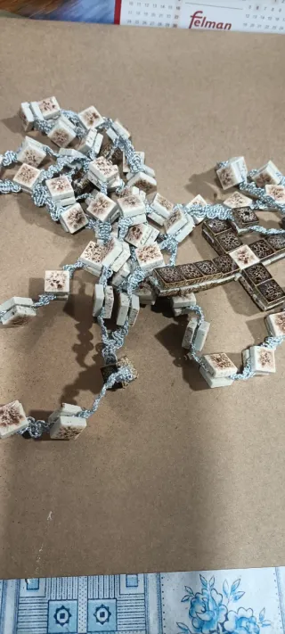 Rosario artesanal con cuentas cuadradas