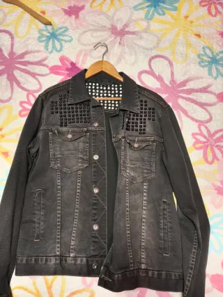 Cazadora vaquera negra con tachuelas.
