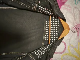 Cazadora vaquera negra con tachuelas.