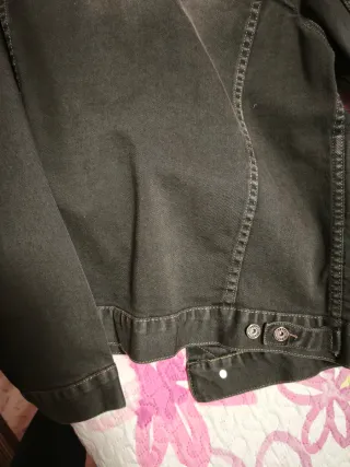 Cazadora vaquera negra con tachuelas.