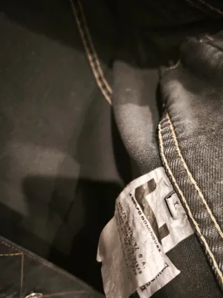 Cazadora vaquera negra con tachuelas.