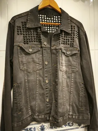 Cazadora vaquera negra con tachuelas.