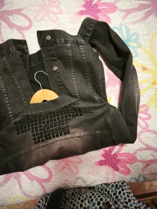 Cazadora vaquera negra con tachuelas.