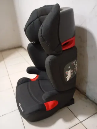 Silla de coche Kinderkraft negra de 15 a 36 kilos.