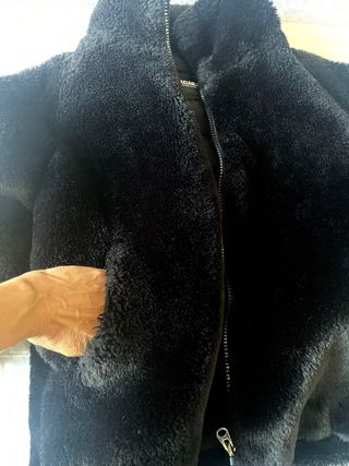 Chaqueta pelo corta Pull&Bear negra Talla S