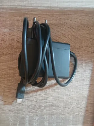 Nintendo Switch + Cargador + Dock + Juego