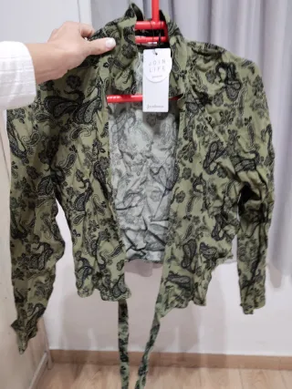 Camisa cropped abierta con lazo