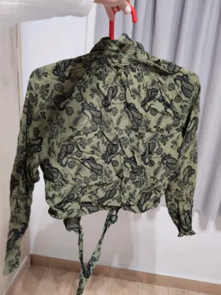 Camisa cropped abierta con lazo