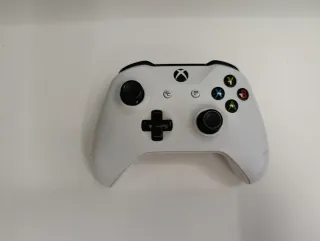 Xbox One Blanca + Mando + Kit Carga