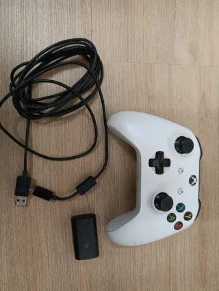 Xbox One Blanca + Mando + Kit Carga