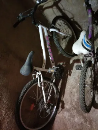 Bicicleta de montaña blanca