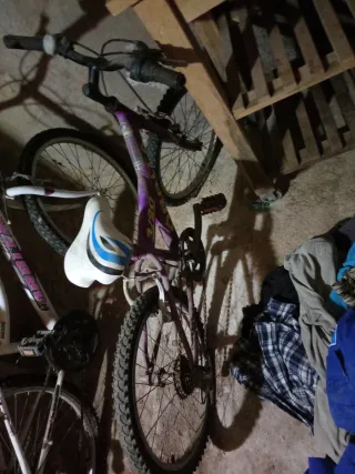 Bicicleta de montaña blanca