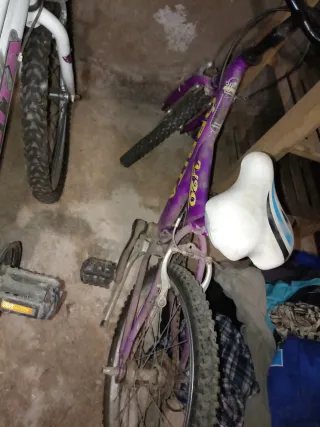 Bicicleta de montaña blanca