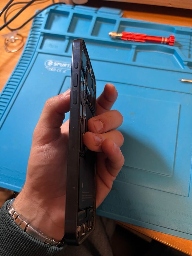 Componenti interni di iPhone 15 Pro Max