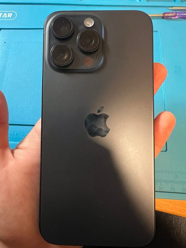 Componenti interni di iPhone 15 Pro Max