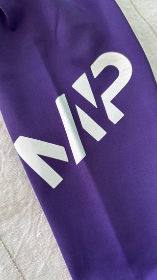 Conjunto deportivo MyProtein morado mujer