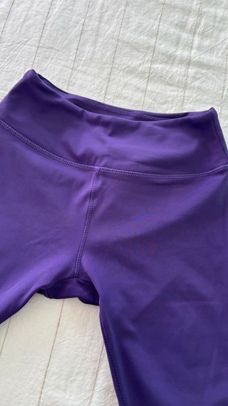 Conjunto deportivo MyProtein morado mujer