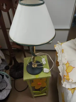 Lámpara y mesita auxiliar decorada