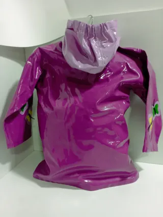 Impermeable infantil morado con flores forrado