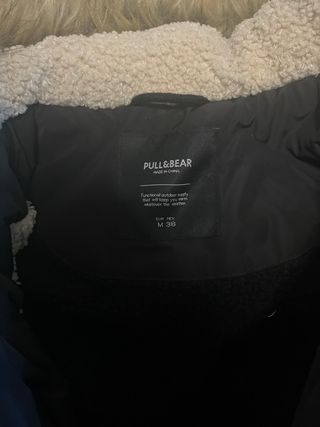 Parka Pull&Bear negra con capucha pelo