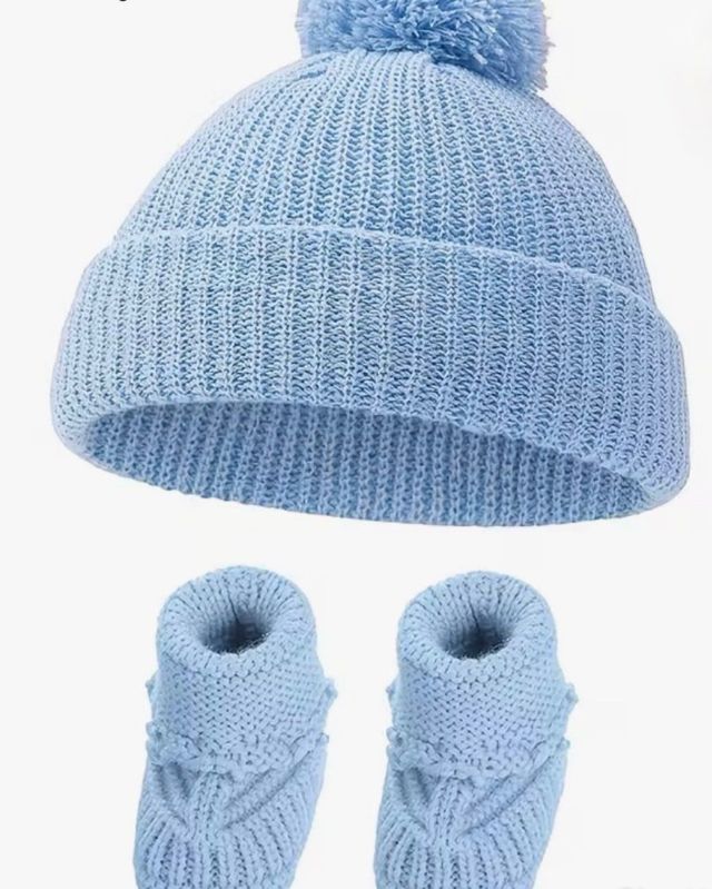 Varios Conjuntos Gorro y Patucos