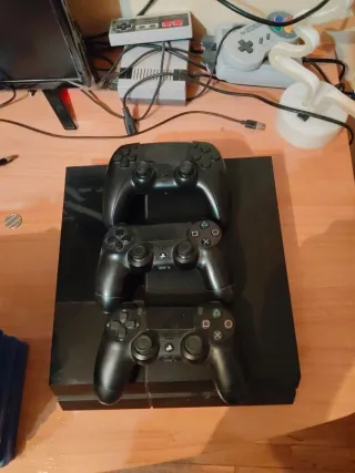 PS4 1TB + 4 mandos y juegos