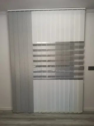 Tenda a pannello scorrevole grigio e bianco